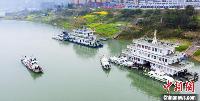 聯(lián)合巡江守護活動現(xiàn)場?！〗部h融媒體中心 攝