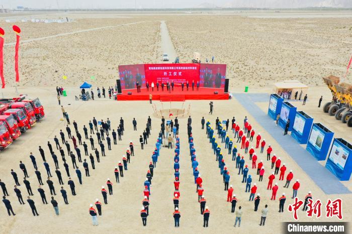 圖為無人機航拍開工現(xiàn)場?！∷髂辖?攝