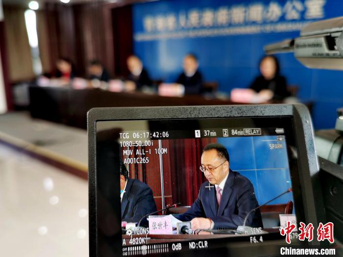 圖為青海省水利廳廳長(zhǎng)張世豐參加新聞發(fā)布會(huì)?！?zhí)砀?攝