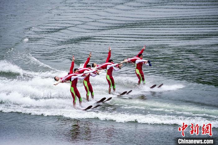 捕魚節(jié)上的水上表演?！≈鬓k方供圖