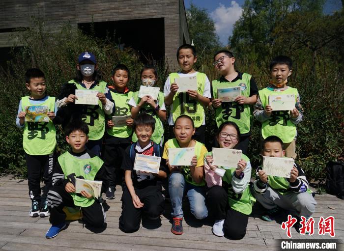 圖為小朋友展示學(xué)習(xí)成果?！●R銘言 攝