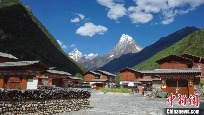 圖為西藏林芝市工布江達(dá)縣錯(cuò)高古村。　謝牧 攝