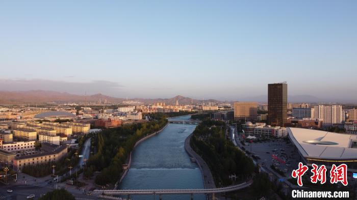 圖為無人機航拍德令哈巴音河?！『钨婚?攝