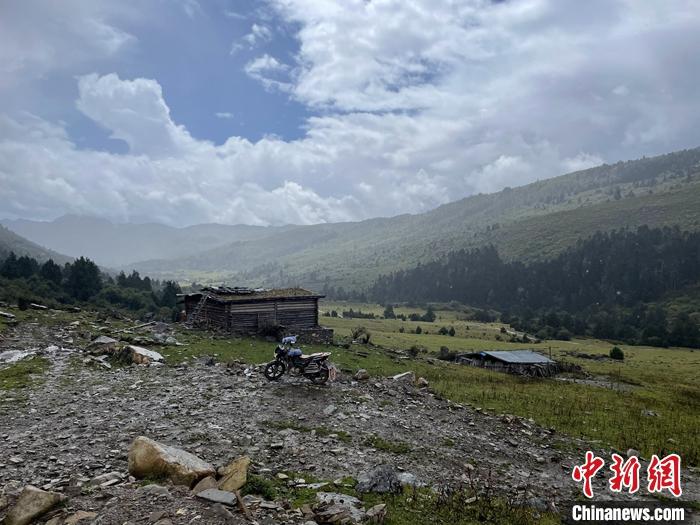 圖為9月28日一輛停在牧場(chǎng)上的摩托車(chē)。 <a target='_blank' href='/'><p  align=