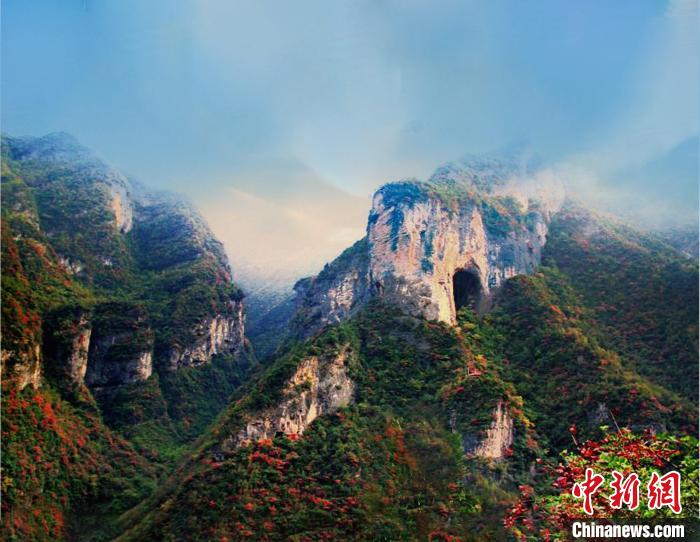 萬源魚泉地標(biāo)?！≈炱桨?攝