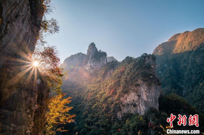 朝霞?！∏貪h忠 攝