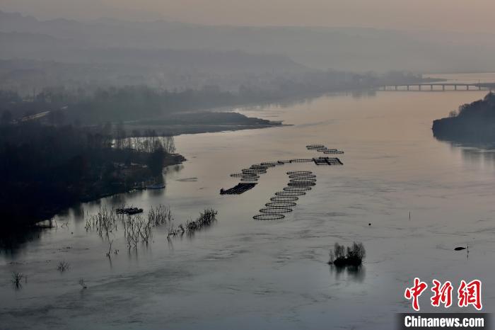 圖為冷水魚(yú)養(yǎng)殖?！±钣穹?攝
