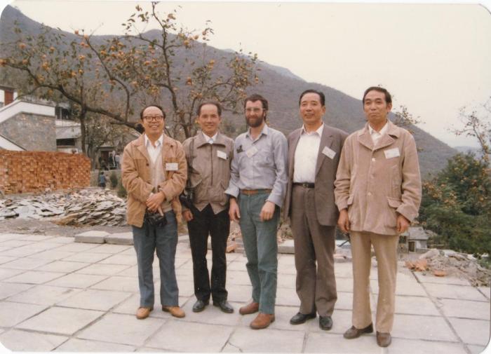 1987年早期脊椎動(dòng)物國(guó)際研討會(huì)在中國(guó)舉行，劉玉海先生(右一)與中外同行專家合影?！avin Young(澳大利亞) 供圖