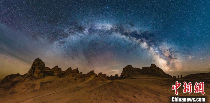 資料圖為冷湖賽什騰山天文臺址的星空?！±浜I(yè)園區(qū)供圖