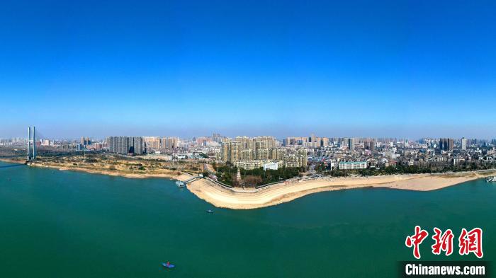 荊州市內(nèi)的荊江大堤。(資料圖) 湯偉 攝