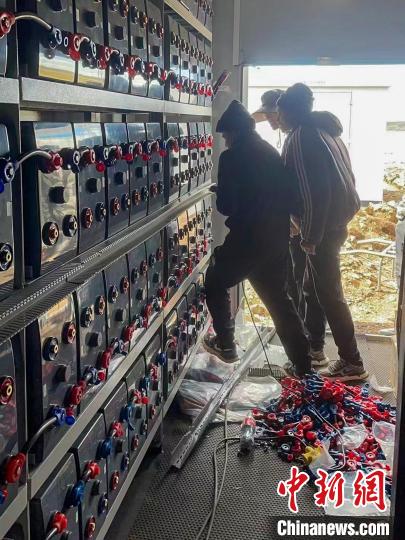 圖為微電網(wǎng)系統(tǒng)安裝調(diào)試現(xiàn)場(chǎng)?！O寶鶴 攝