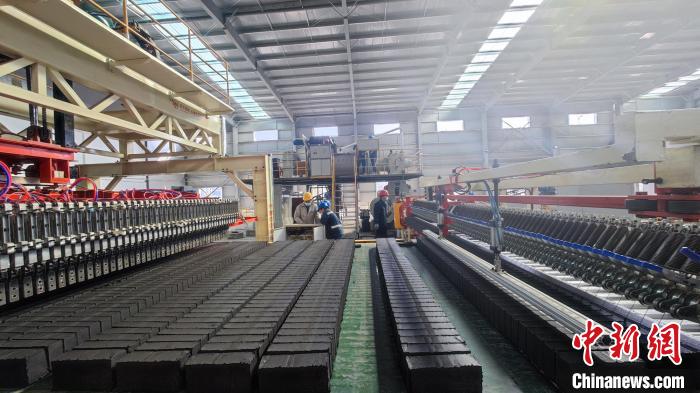 圖為張掖市宏能煤業(yè)有限公司煤矸石綜合利用項目現(xiàn)場。(資料圖) 錢大偉 攝