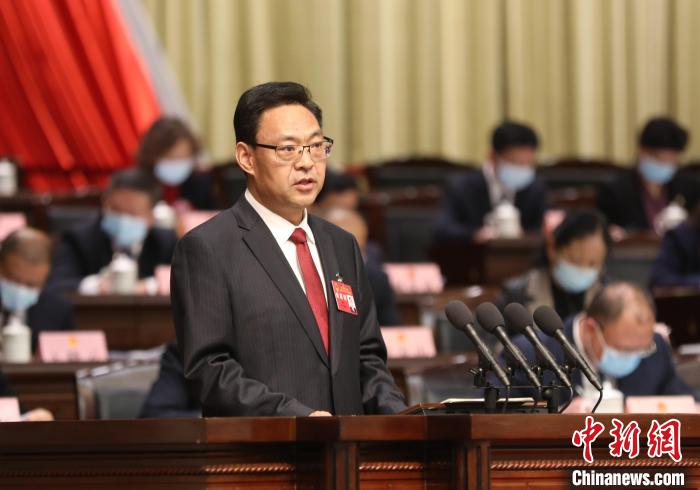 圖為青海省西寧市人民政府代市長(zhǎng)石建平作政府工作報(bào)告?！∑钤鲚?攝