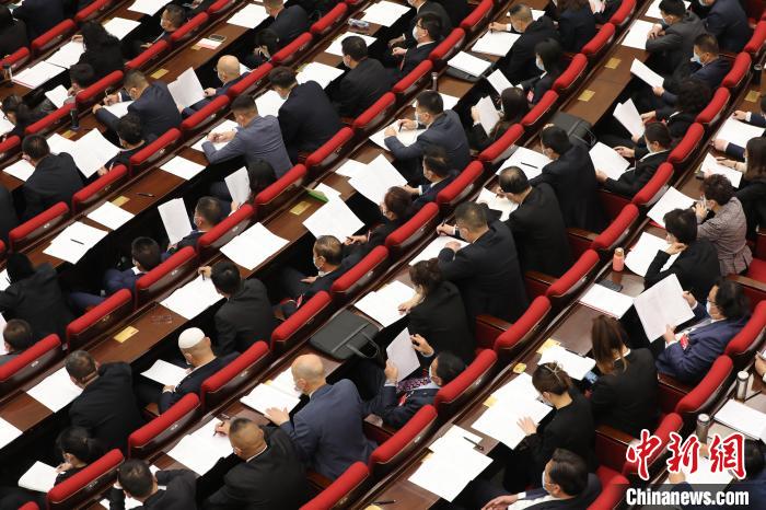 圖為會(huì)議現(xiàn)場(chǎng)，參會(huì)代表正在聽(tīng)取政府工作報(bào)告?！∑钤鲚?攝