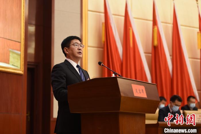 圖為青海省果洛州人民政府州長葉萬彬作政府工作報告?！　《嘟馨盒?攝