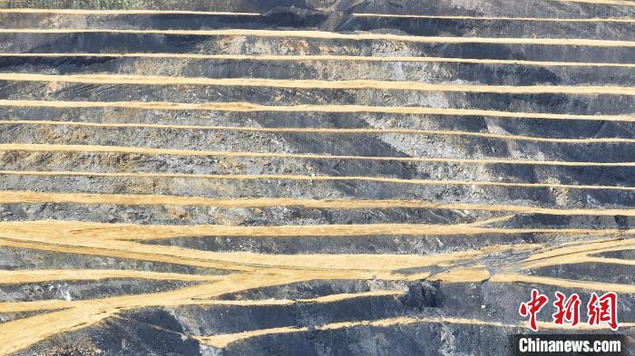 航拍圖為青海省海西蒙古族藏族自治州天峻縣木里礦區(qū)?！●R銘言 攝