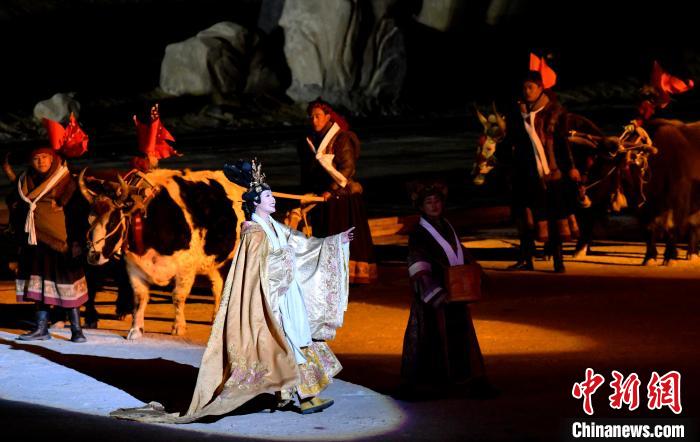 3月17日，西藏拉薩，《文成公主》大型史詩(shī)劇演出現(xiàn)場(chǎng)?！±盍?攝