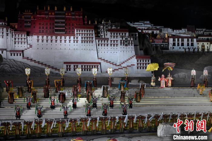 3月17日，西藏拉薩，《文成公主》大型史詩(shī)劇演出現(xiàn)場(chǎng)。　李林 攝