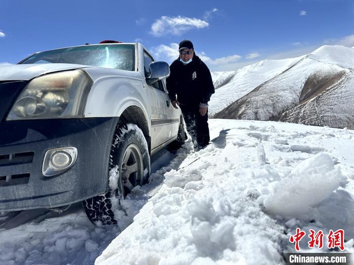 圖為生態(tài)管護人員準備在雪地推車。　丁巴達杰 攝