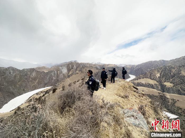 圖為曲麻萊縣崗當村的生態(tài)管護人員開展巡護?！《“瓦_杰 攝