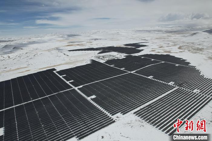 圖為航拍雪后光伏電站。資料圖 姜佳保供圖