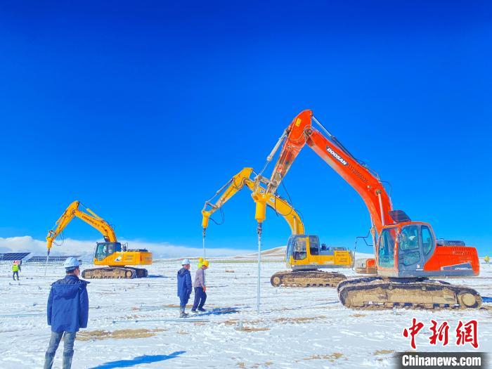 圖為雪中施工。資料圖 姜佳保供圖