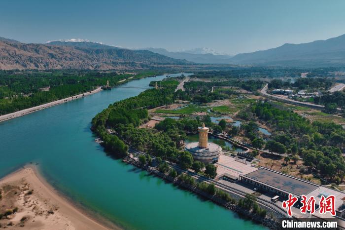 航拍青海貴德黃河岸畔綠意濃濃。　趙凜松 攝