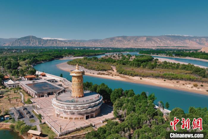 航拍青海貴德黃河岸畔綠意濃濃?！≮w凜松 攝