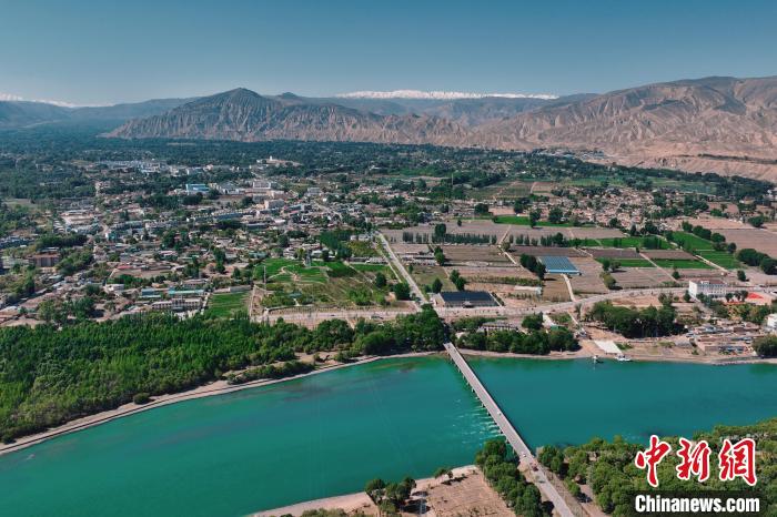 航拍青海貴德黃河岸畔綠意濃濃?！≮w凜松 攝