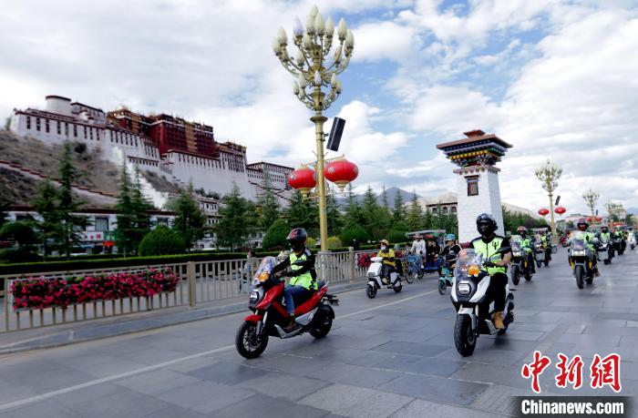 圖為2023年極地G219集結(jié)賽暨金卡納場地賽選手途經(jīng)拉薩布達(dá)拉宮。　游牧地球供圖