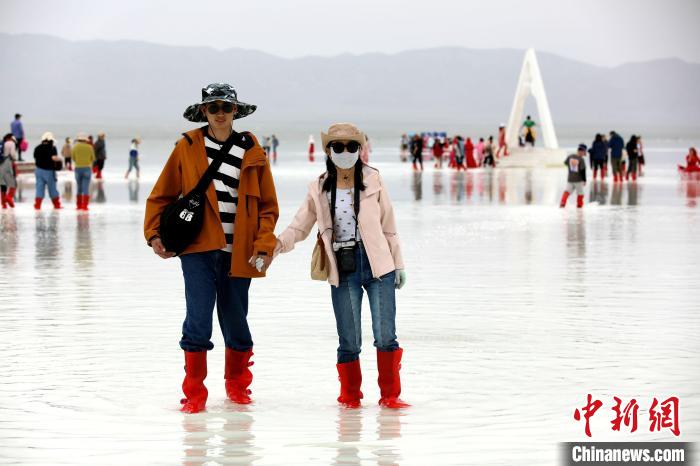 圖為游客在茶卡鹽湖之中?！⊙Φ?攝