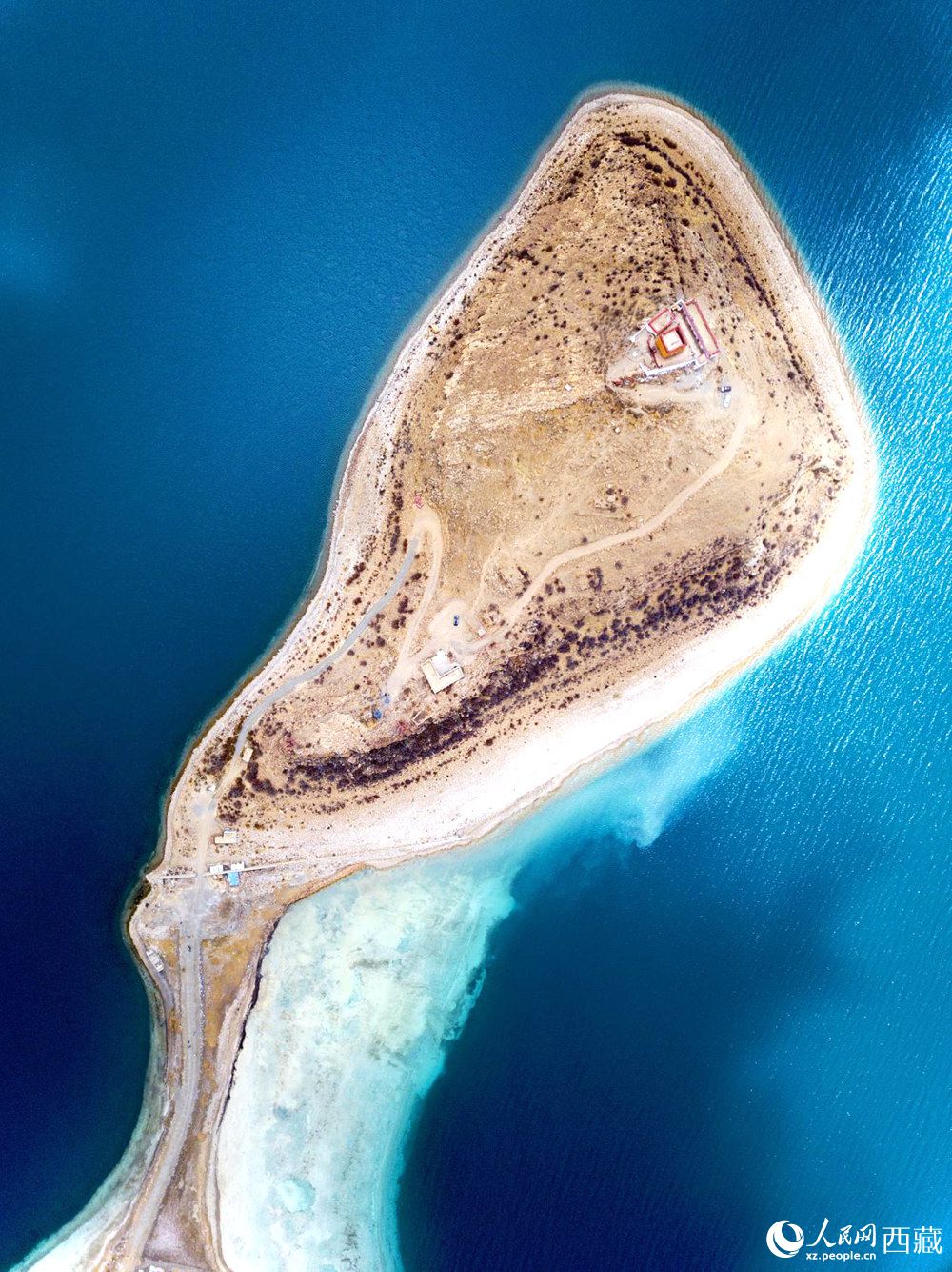 無人機視角下的西藏羊卓雍錯日托寺風(fēng)光。人民網(wǎng)記者 次仁羅布攝