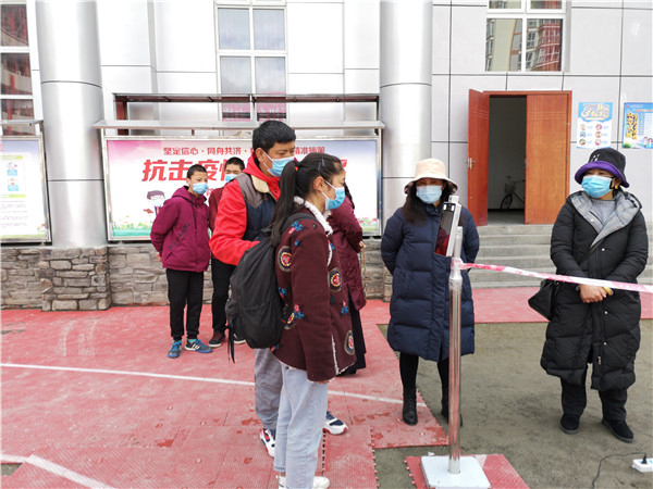 圖片默認標(biāo)題_fororder_1、學(xué)生排隊進入校園-攝影-左斌