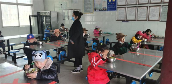 圖片默認標(biāo)題_fororder_3、錯峰就餐的學(xué)生們-攝影-左斌