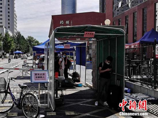 中國科學(xué)院大學(xué)校門外，豎立著“家長止步”的提示牌。 中新網(wǎng) 張尼 攝