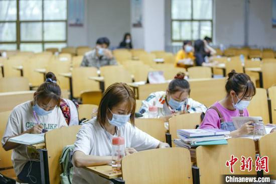 資料圖：學(xué)生在圖書館自習(xí)室內(nèi)學(xué)習(xí)。　劉宵華 攝