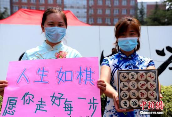 資料圖：2020年7月河南鄭州一高考考點，考生家長送考 中新社記者 王中舉 攝