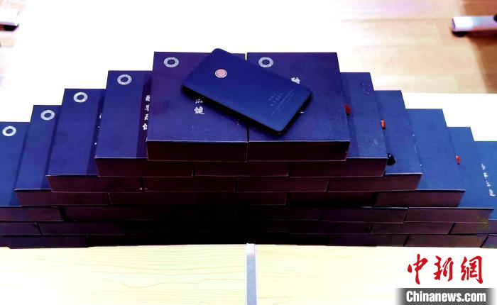 圖為西藏高山文化發(fā)展基金會(huì)向聶榮縣完全小學(xué)捐助的“電子健康體檢儀”?！∮谫e 攝