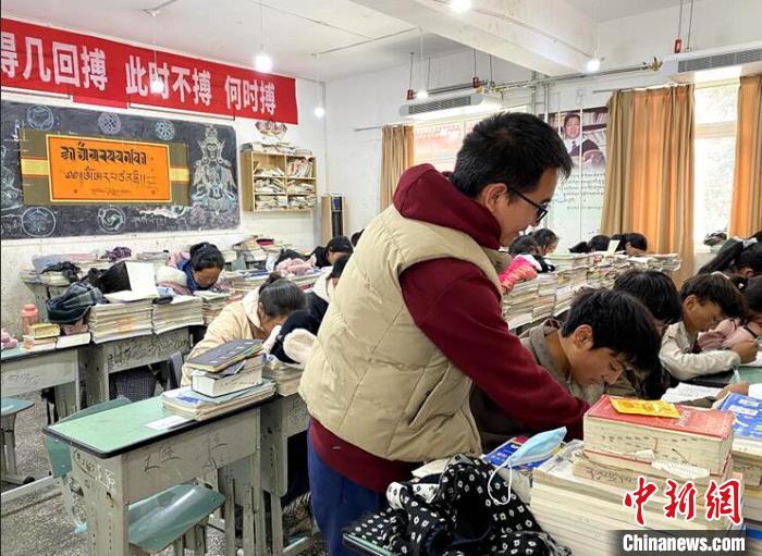 學(xué)生在免費(fèi)輔導(dǎo)班上課。　尼瑪初 攝