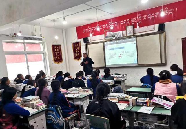 學生在免費輔導班上課?！∧岈敵?攝