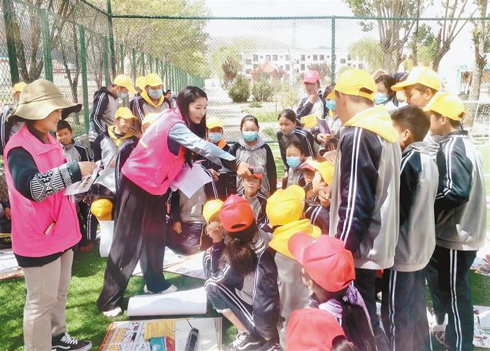 瓊結(jié)縣“四講四愛(ài)”宣講員在瓊結(jié)縣中學(xué)宣講。記者 段敏 攝.jpg