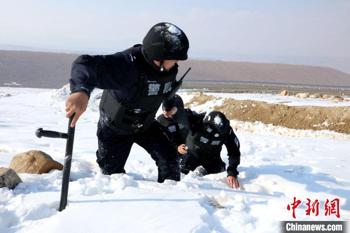 圖為扎西堅(jiān)參與隊(duì)友在巡邏途中?！≡鲌?jiān)參供圖