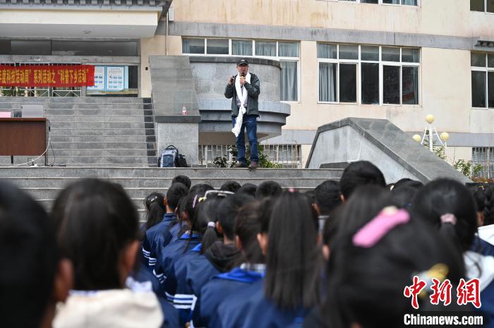 圖為西藏大學(xué)教授寧長(zhǎng)春為中學(xué)生授課?！≮w朗 攝