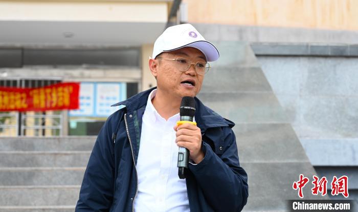 圖為西藏大學(xué)教授李昊為中學(xué)生授課?！≮w朗 攝