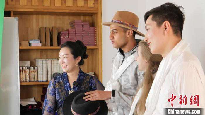 圖為留學(xué)生們正在直播帶貨?！≈x牧 攝