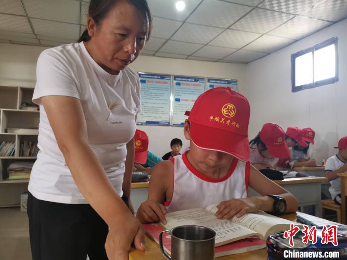 甘肅鄉(xiāng)村巾幗標(biāo)兵干一行愛一行：教書、建勞務(wù)施工隊(duì)成“大拿”