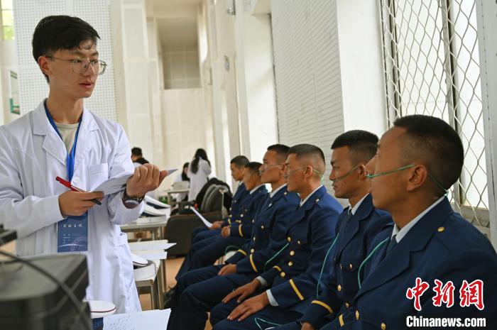 圖為研究團(tuán)隊(duì)成員登記消防員信息?！≮w朗 攝