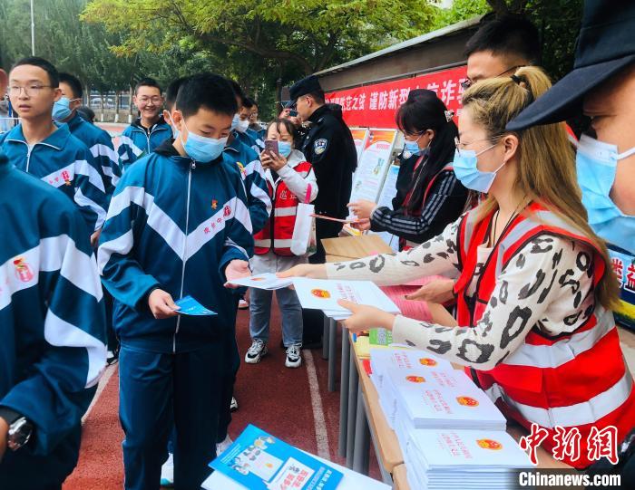 圖為西寧市法制宣傳進校園?！∥鲗幨谐俏鲄^(qū)供圖