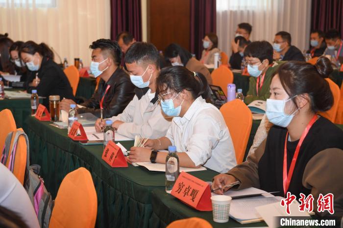 圖為第十五期全國(guó)預(yù)防青少年違法犯罪工作理論與務(wù)實(shí)高級(jí)研修班學(xué)員正在上課?！∝暩聛?lái)松 攝