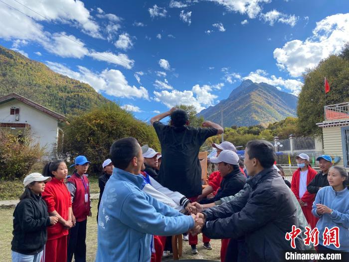 圖為學生們在西藏巴松措青少年活動營地開展趣味活動?！∥鞑厍嗌倌陮嵺`教育基地供圖